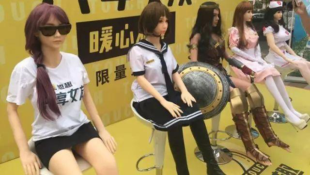 高傲的“單身”還是選擇人體硅膠娃娃？